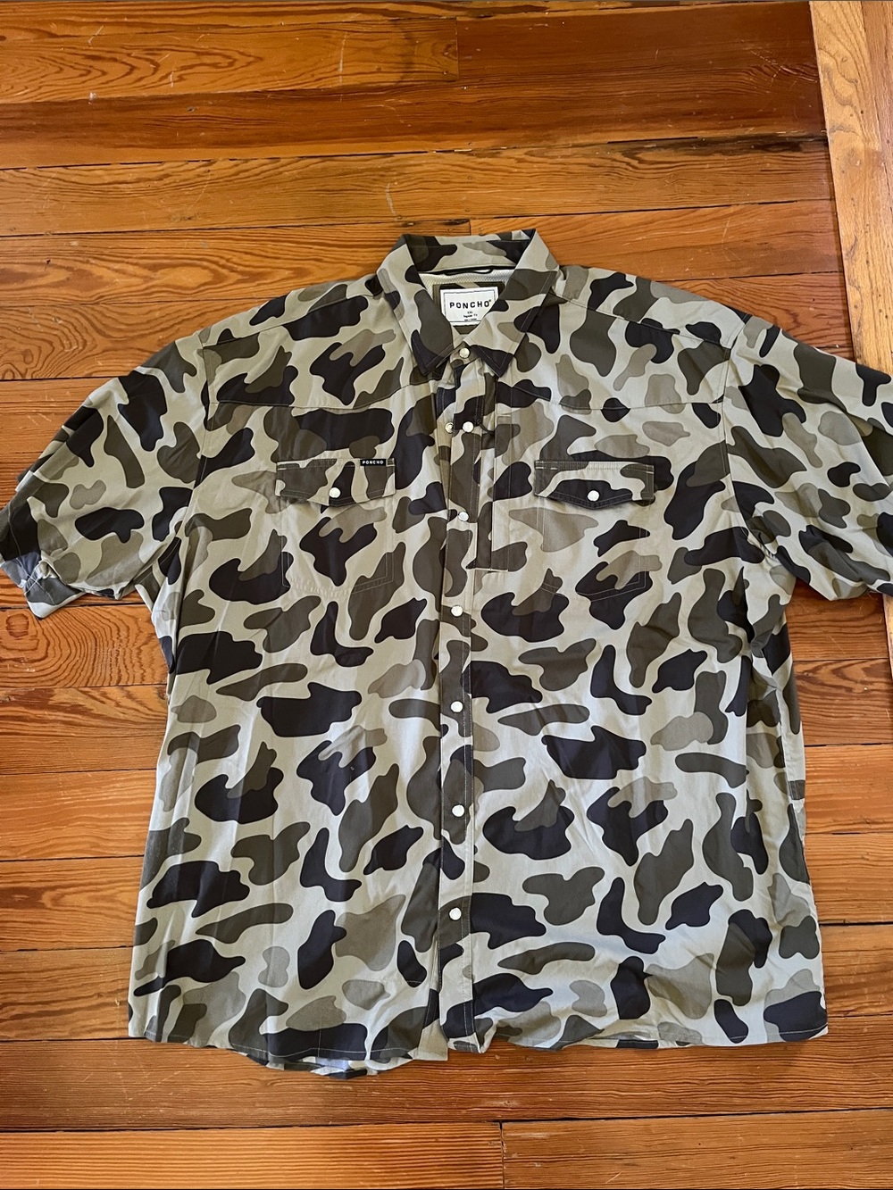 Poncho Men’s Short-Sleeve Camo Pearl snap Shirt - Olive/Black